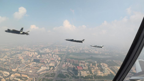 中國軍隊五型隱身戰機首次天安門“同框”