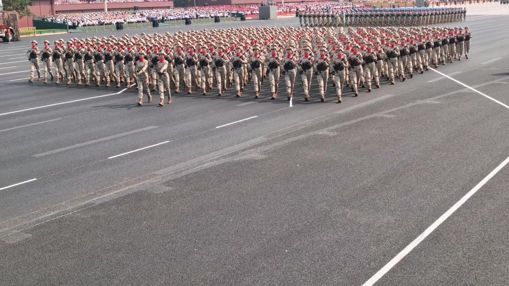 第一視角帶你看民兵方隊，斜向前進依舊整齊劃一