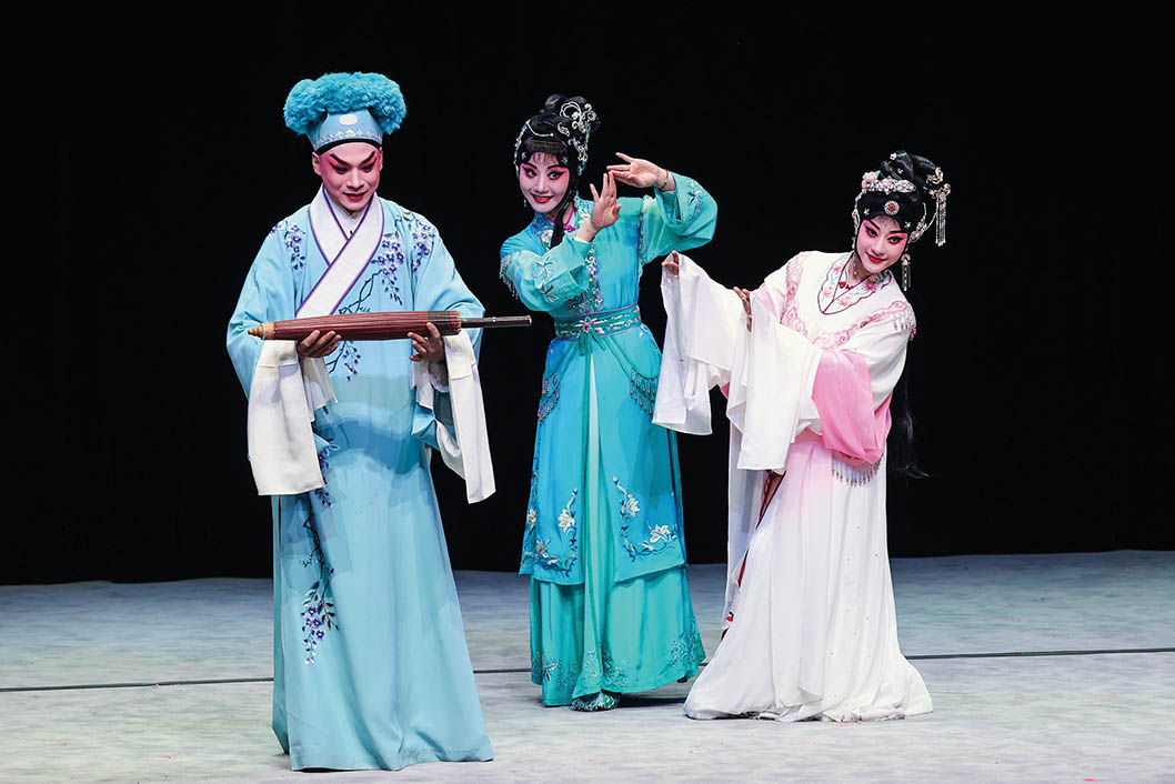 4月5日，演員在在奧地利維也納穆特劇院表演婺劇《白蛇傳》趙丁喆攝/本刊