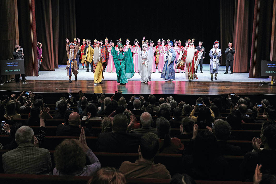 4月5日，在奧地利維也納穆特劇院，演員在婺劇《白蛇傳》演出結束后謝幕 趙丁喆攝/本刊