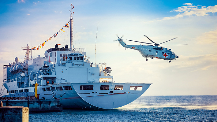 2023年8月24日，中國海軍“和平方舟”號醫院船靠泊所羅門群島霍尼亞拉港期間，艦載醫療救護直升機赴外島開展巡診服務