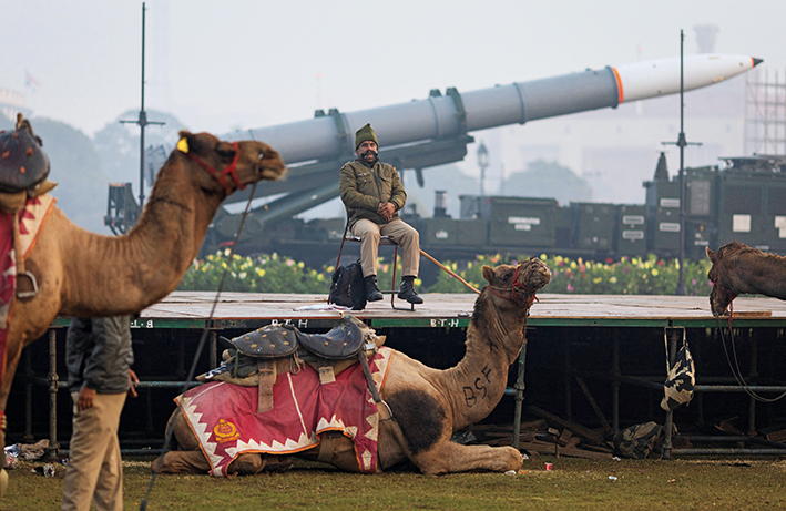 1月 20日，在印度首都新德里，一名印度邊境安全部隊士兵在共和國日慶?；顒硬逝牌陂g休息