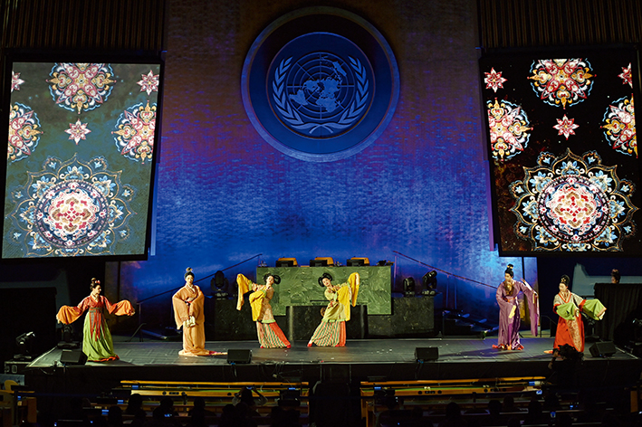 6月 9日，在位于紐約的聯合國總部，演員在“跨越山海的文明對話”專場文藝演出上表演華服秀“錦繡之約” 