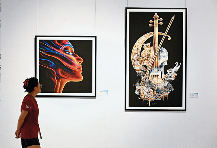 7月 14日，觀眾在河北省石家莊市美術館參觀AI藝術畫展 