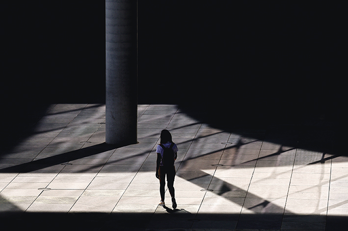 在德國柏林，行人在陰涼處躲避日曬