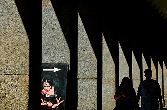 2023 年 5 月 24 日，在吉爾吉斯斯坦比什凱克，西班牙國家弗拉門戈舞蹈團的演員表演舞劇《羅密歐與朱麗葉》