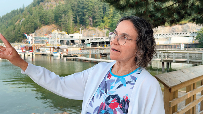 原住民海斯拉民族酋長莫琳·奈斯接受本刊記者采訪中