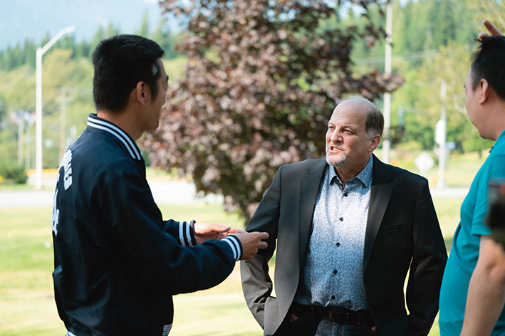 基蒂馬特市市長菲爾·格繆斯接受本刊記者采訪中