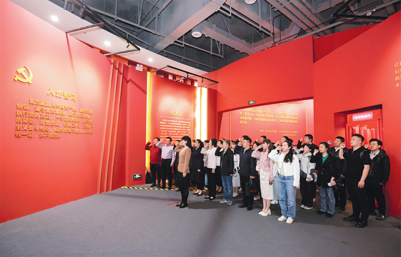 　　結合深入貫徹中央八項規定精神學習教育，中央和國家機關年輕干部開展“紅色基因我傳承”系列活動，一體修好理論學習、黨性鍛煉、基層實踐三門課。圖為2025年4月29日，中央和國家機關年輕干部赴中國科學家博物館開展黨性教育活動?！≈醒牒蛧覚C關工委供圖