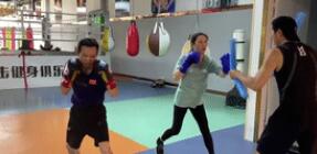 “拳王”探親，“陪伴是最好的孝順”