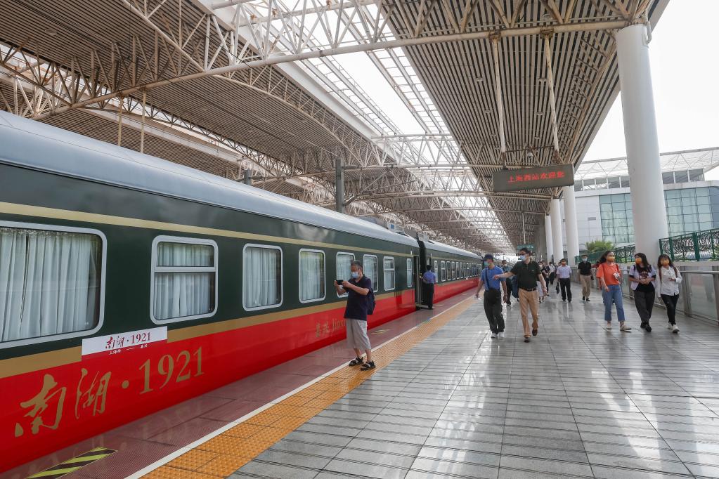 上?；謴烷_行至嘉興紅色旅游列車