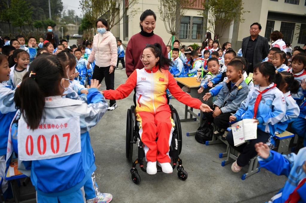 新華全媒+丨做體育與殘疾人事業發展路上一?；鸱N——二十大代表夏江波返崗記