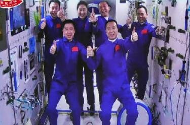 新華全媒+丨神舟十五號、神舟十四號乘組“太空會師”