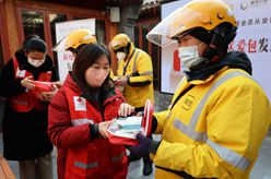 北京：送給外賣、快遞小哥的“防疫關愛包”