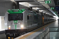 中企為泰國“量身定制”的電池動力機車正式發布