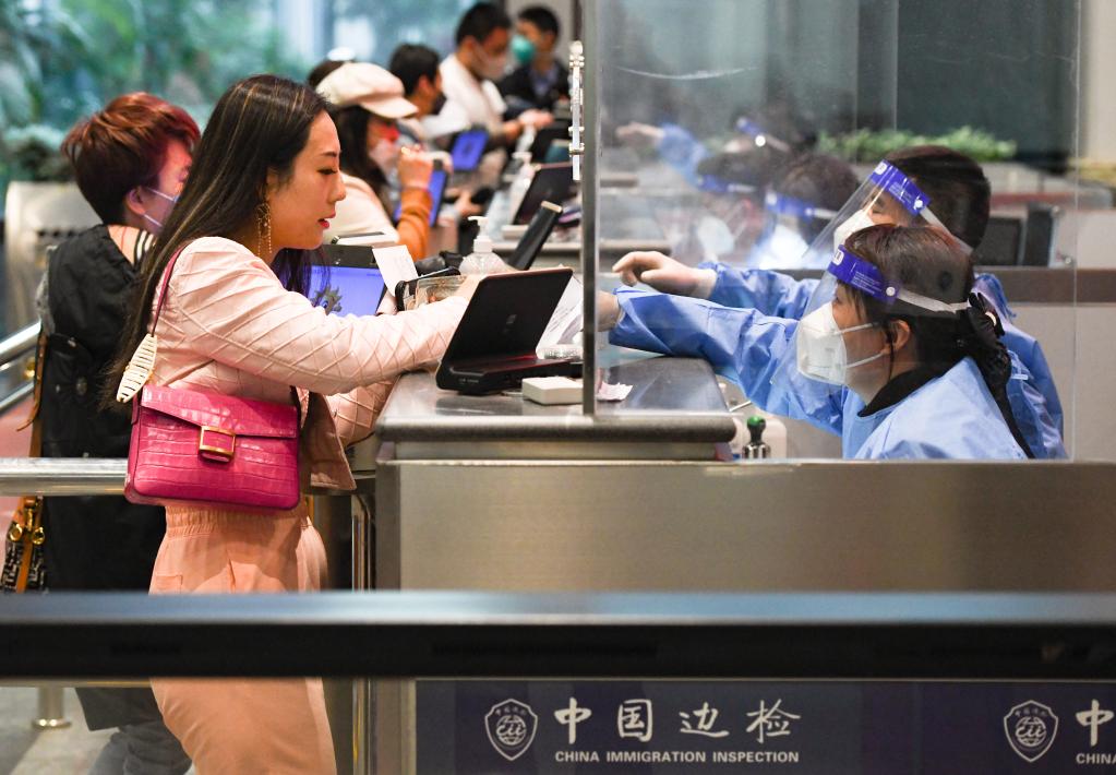?？冢憾啻氩⑴e保障旅客高效通關