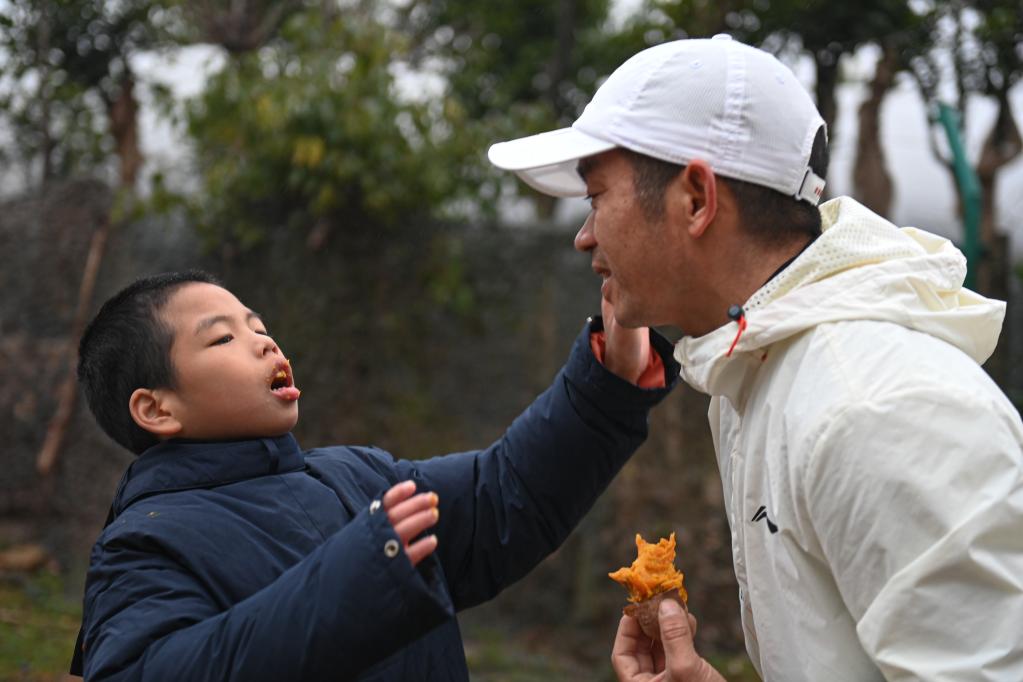 新華全媒+丨這位父親，推著兒子跑過56個馬拉松