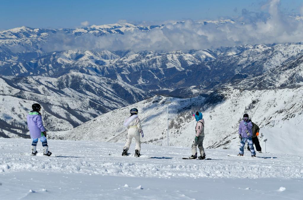新華全媒＋丨四月，在新疆可可托海弄雪
