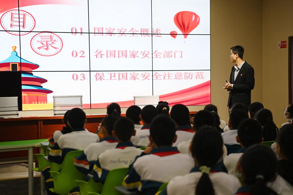 新華全媒+丨主題班會、禁毒宣傳、安全講座——全民國家安全教育日活動進校園