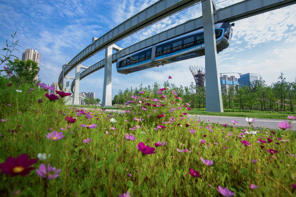 新華全媒+丨駛向未來！“光谷光子號”空軌建成試跑