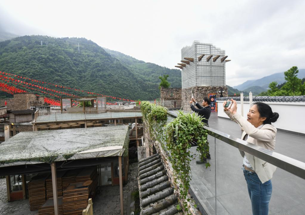 新華全媒+丨15年后，他們再次回到曾經奮戰的地方