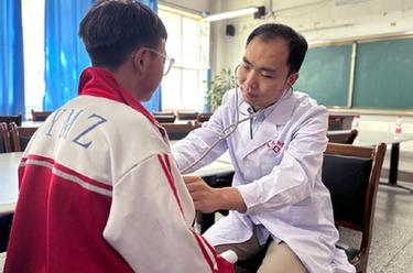 送醫送教 情暖高原——青年科技干部青?；鶎有幸娐? /></a></p>
<p class=