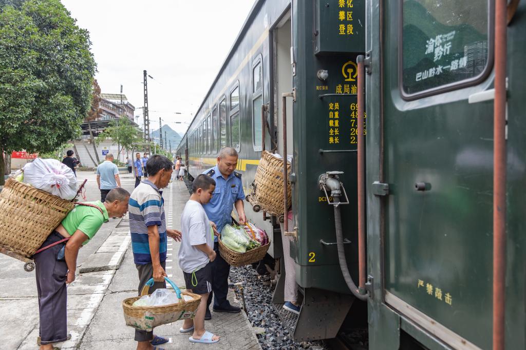 逛集市、賞非遺——特色“小慢車”豐富旅客出行體驗