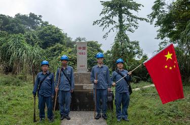 國道之行 從雪山奔向大海｜49年，他們帶著國旗走了25萬公里
