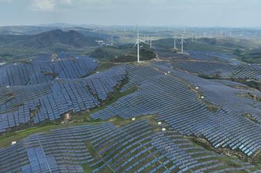 河北承德：“風光”發電齊頭并進