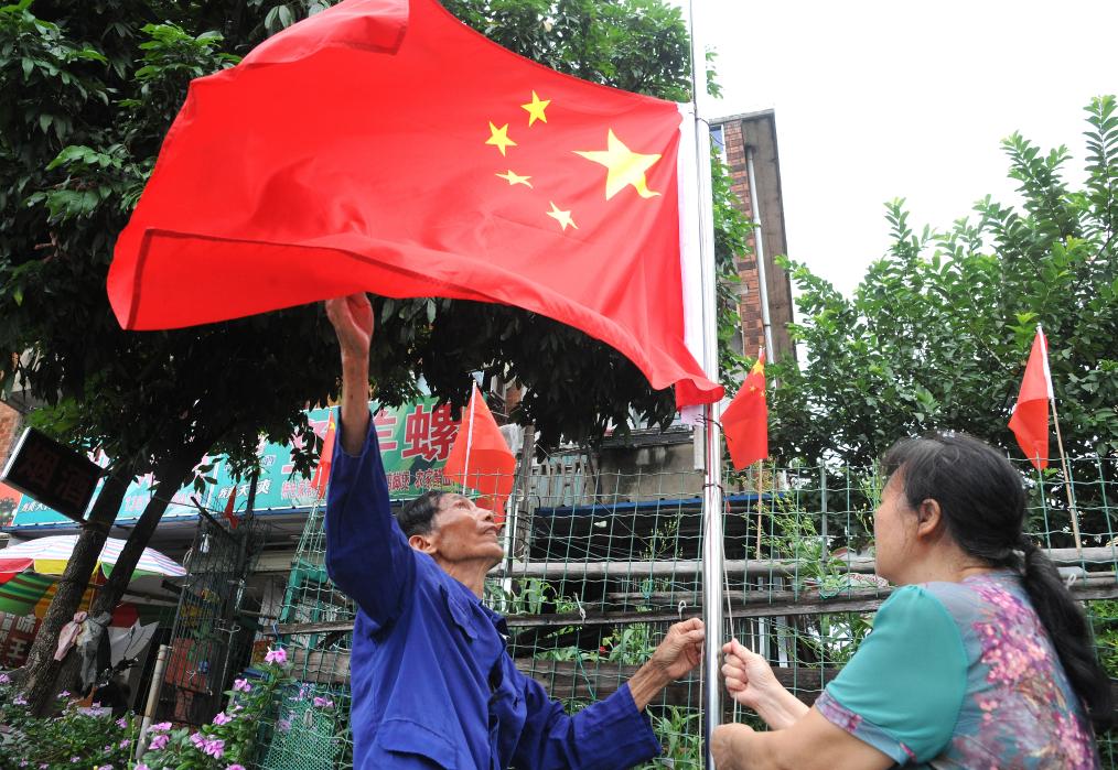 新華全媒+丨在家門口升國旗，這位八旬老黨員堅持了29年