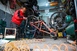 “袖珍”夫妻的自強修車故事