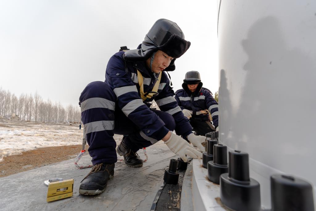 新華全媒+丨冰天雪地 中國最北省份風電機組運行、建設“兩頭熱”