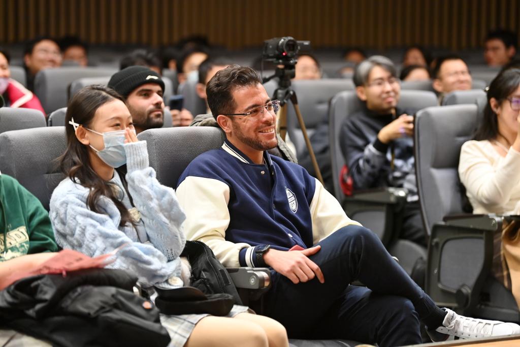 用西班牙語說相聲的“洋教師”