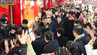 習近平察看春節市場供應：希望你們的生活像糖果一樣甜甜美美