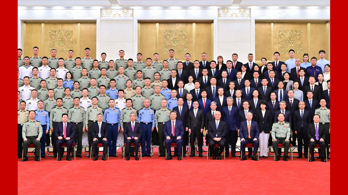 習近平親切接見中國人民抗日戰爭暨世界反法西斯戰爭勝利80周年紀念活動籌辦工作各方面代表