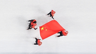 在體育館的最高處，我似乎看見“雪從天降，落地成金”