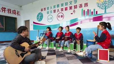 在東北鄉村，他們上演現實版“放牛班的春天”
