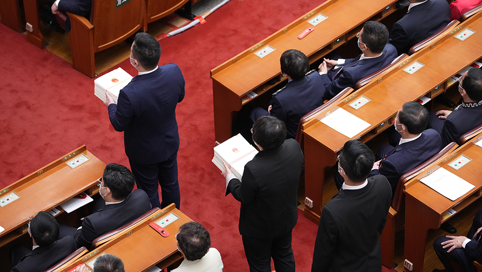 工作人員準備發放選票