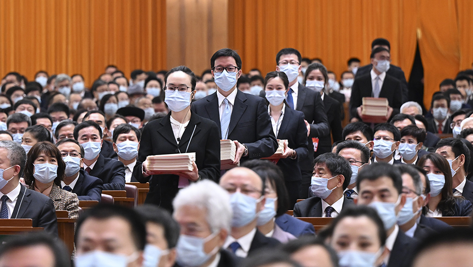 工作人員準備發放選票
