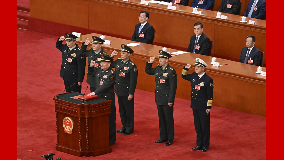 中央軍事委員會副主席、委員進行憲法宣誓
