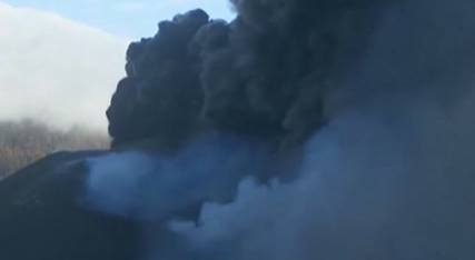 西班牙：拉帕爾馬島火山持續噴發 科學家前往調研