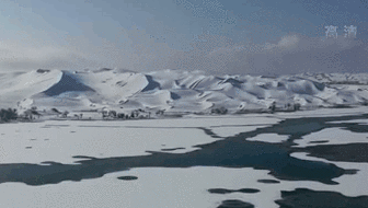 新疆：罕見！塔克拉瑪干沙漠降雪 “沙海”變“雪海”